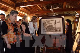 Foreign female diplomats at the exchange (Photo: VNA)