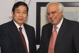 Vietnamese Minister of Information and Communications Nguyen Bac Son (left) and Indian Minister of Communications and IT Kapil Sibal. (Source: VNA)