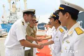 HMAS Larrakia captain Davic McPherson (first left) leads the delegation (Photo: VNA) 