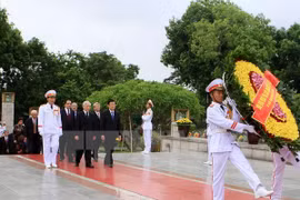 Party, State, National Assembly, Government and Fatherland Front leaders laid wreaths at the Monument to War Heroes and Martyrs in Hanoi. Photo: VNA