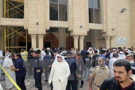Kuwait's law enforcement gather in the Al-Imam Al-Sadiq mosque after the attack (Photo: AFP/VNA)