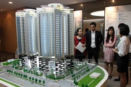 Buyers learn about a housing project (Photo: VNA)