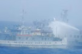 Chinese ships fire water cannons at Vietnam Coast Guard ship (Source: VNA)