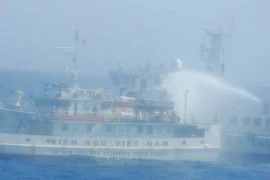 Chinese ships fire water cannons at Vietnam Coast Guard ship (Source: VNA)