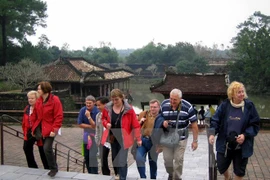 Foreigners visit the Tomb of King Tu Duc in Hue city (Photo: VNA)