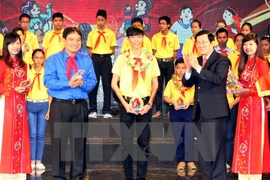 President Truong Tan Sang (second, right) presents symbolic awards to exemplary children (Photo: VNA)