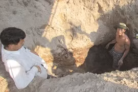A war-time tunnel has been discovered in a garden in Binh Giang Commune in the central region (Photo: baomoi.com)