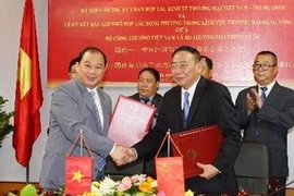 Representatives of Vietnam’s Ministry of Industry and Trade and China’s Ministry of Commerce signed the memorandum of understanding (Source: VNA)