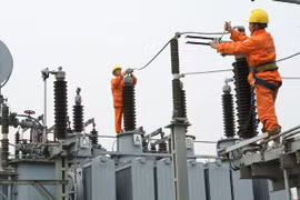 EVN's total profit in 2013, including affiliates and subsidiaries, reached more than 4.938 trillion VND (230.8 million USD) (Photo: VNA)