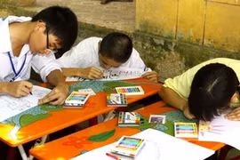 Blind students at a painting contest of the festival (Source: VNA)