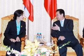 Prime Minister Nguyen Tan Dung meets Thai Prime Minister Yingluck Shinawatra. (Photo: Duc Tam/TTXVN)