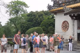 Foreign tourists visit Hue. (Photo: VNA)