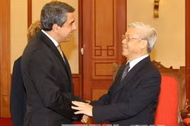 General Secretary of the Communist Party of Vietnam Nguyen Phu Trong (R) receives Bulgarian President Rosen Plevneliev. Photo: VNA