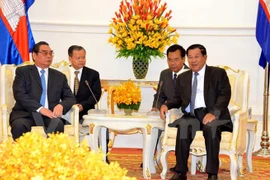  Le Hong Anh (L), Politburo member and standing member of the Party Central Committee’s Secretariat meets Vice President of the Cambodian People’s Party and Prime Minister Hun Sen. Photo: VNA