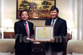 Ambassador Doan Xuan Hung (R) receives a certificate of merit of the Hai Phong People's Committee (Photo: VNA)