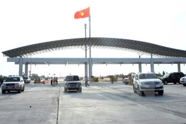 Cars travel on the section on May 27 (Photo: VNA)