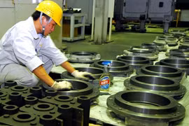 A worker inspects equipment at a foreign-invested company in the northern port city of Hai Phong (Photo: VNA)