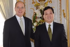 Vietnamese Ambassador to the Principality of Monaco, Duong Chi Dung, and Monaco’s Prince Albert II (Source:VNA)