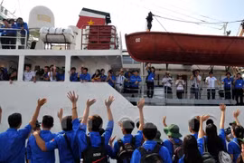 Youth union sets off for national sea, islands. (Photo: VNA)