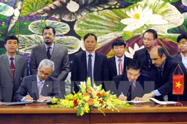 Deputy Finance Minister Truong Chi Trung and the Kuwait Fund Deputy Director General (front, left) sign the agreement (Photo: VNA)