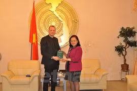 Ambassador Nguyen Thi Hoang Anh (R) receives the legal text collections from the State of Brandenburg’s Minister of Justice Ronald Pienky (Photo: VNA)