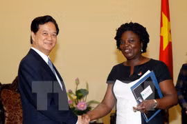 Prime Minister Nguyen Tan Dung welcomes WB Country Director in Vietnam Victoria Kwakwa (Source: VNA)