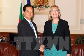 Speaker Tsetska Tsacheva (R) and Prime Minister Nguyen Tan Dung (Photo: VNA)