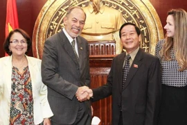 Tran Van Hang, Chairman of the National Assembly’s Committee for External Relations (R) and Chairman of the Vietnam-Brazil Friendship Parliamentarians’ Group Jo Moraes (Photo: VNA)