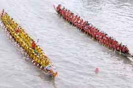 Two teams are competing at the race (Photo: VNA)