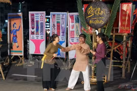 Artists in Quang Nam province perform the traditional singing Bai Choi. (Photo: VNA)