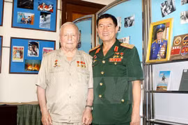 Cosmonaut Lieutenant General Pham Tuan (R) and his counterpart from the former Soviet Union Viktor Vasilyevich Gorbatko. Photo: VNA