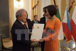 Vietnamese Ambassador to El Salvador Le Linh Lan presented her credentials to President Salvador Sanchez Ciren. (Photo: VNA)