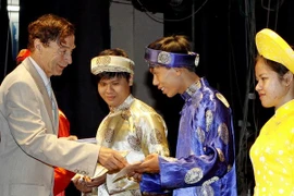 Students presented Odon Vallet scholarships (Photo: VNA)