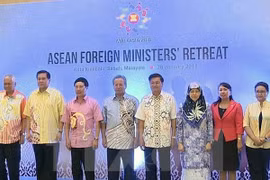 Vietnamese Foreign Minister Pham Binh Minh (third, left) and heads of other ASEAN countries' delegations at the AMM Retreat in Malaysia (Photo: VNA)