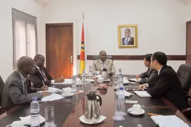 Vietnamese Ambassador to Mozambique Nguyen Van Trung had a meeting with Mozambiquean Interior Minister Jaime Monteiro in Maputo capital on July 3. (Photo: VNA)