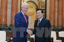 State President Truong Tan Sang (right) received former US President Bill Clinton who is on a working visit to Vietnam (Photo: VNA)