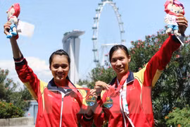 Pham Thi Hue and Le Thi An win gold medals in women's 500m rowing. (Photo: VNA)