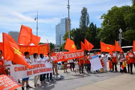 Overseas Vietnamese in Switzerland and numerous friends and peace lovers around the world joined a march in Geneva, Switzerland (Photo: VNA)