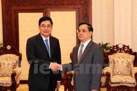 Minister Cao Duc Phat (L) and Lao PM Thongsing Thammavong. Photo: VNA