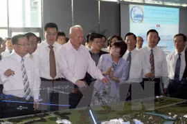 Mr. Lee Kuan Yew reviewed the model of new Binh Duong city which was under construction in April 2009 (Photo: VNA) 