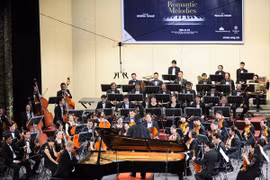 Pianist Tamura Hibiki performs with the Vietnam National Symphony Orchestra (Photo: VNA)