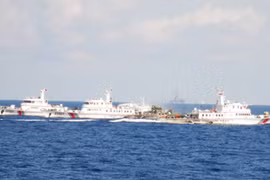 Chinese ships protect the oi rig (Photo: VNA)