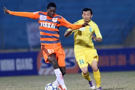 Tambwe Patiyo of Ninh Binh (left) vies for a ball against Nguyen Hong Tien of Hanoi T&T during a V-League third-round match on January 23 in Hanoi (Photo: thethaovanhoa.vn)