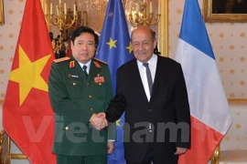 French Minister of Defence Jean- Yves Le Drian receives Minister of Defence General Phung Quang Thanh (L) (Photo: VNA) 