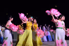Performers at a carnival within the Culture and Tourism Week (Photo: VNA)