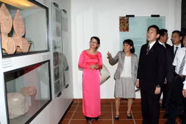 Japanese Foreign Minister Fumio Kishida visits the exhibition hall of the site on August 1 (Photo: VNA)