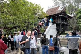 Foreign visitors at One Pillar pagoda in Hanoi (Photo: VNA)