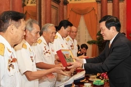 President Truong Tan Sang presents gifts to delegates (Source:VNA)