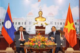 Secretary of the Ho Chi Minh City Party Committee Le Thanh Hai (right), Lao Vice President Bounnhang Vorachith (Photo: VNA)