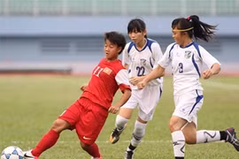 The national women's football team (Red) will play two friendly matches in August against Chinese Taipei to prepare for their second round of Olympic qualifiers (Photo: VNA)